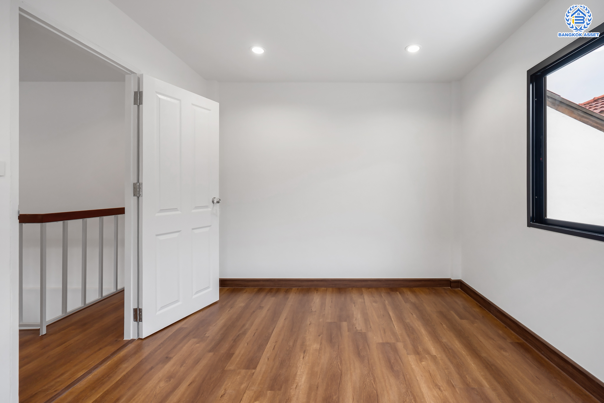 บ้านมืองสองตกแต่งใหม่ ม.พระปิ่น 2 บรมราชชนนี บ้านพร้อมอยู่ หลังใหญ่ บนเนื้อที่ 25.6 ตร.ว. ฟังก์ชัน 2 ห้องนอน 2 ห้องน้ำ 1 ที่จอดรถ บนทำเลศักยภาพ เดินทางสะดวก เชื่อมต่อถ.บรมราชชนนี, ถ.ศาลาธรรมสพ ใกล้ม.มหิดล และจุดขึ้นทางด่วน "ศรีรัช"